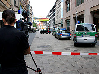 В центре немецкого города Лейпциг, расположенного всего в двух часах от Берлина, неизвестный захватил в заложники посетителей магазина модной одежды H&M