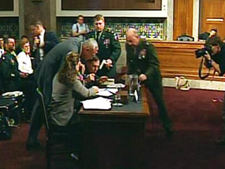 Глава командования вооруженными силами США в центральном регионе генерал Дэвид Петреус почувствовал себя плохо и упал с кресла во время слушаний в сенате США