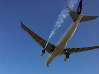 Самолет итальянской авиакомпании Alitalia через несколько минут после вылета из Бостона вернулся в аэропорт после сообщения о возгорании в одном из двигателей лайнера