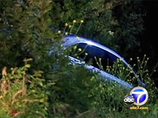 Злоумышленники угнали второй за полгода автомобиль известного американского актера Чарли Шина и также сбросили его в ущелье неподалеку от дома голливудской звезды в Лос-Анджелесе