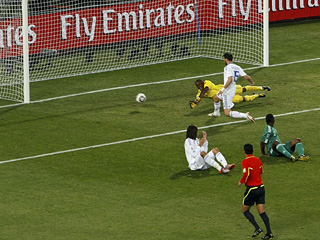 Сборная Греции во втором туре группового этапа чемпионата мира по футболу переиграла команду Нигерии со счетом 2:1, уступая по ходу встречи
