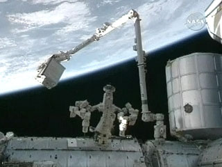 Пилотируемый корабль "Союз" с российско-американским экипажем из трех человек пристыковался к Международной космической станции в автоматическом режиме
