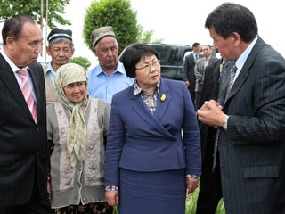 Президент Киргизии Роза Отунбаева, Ош, май 2010 года