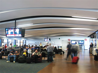 Руководство международного аэропорта в Лос-Анджелесе, штат Калифорния, временно закрыло один из терминалов в связи с угрозой безопасности