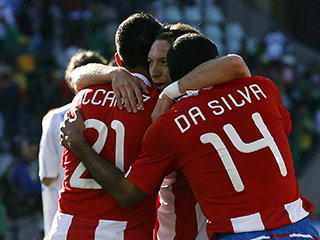 Футболисты Парагвая, победив сборную Словакии со счетом 2:0, увеличили свои шансы на выход в следующую стадию чемпионата мира по футболу
