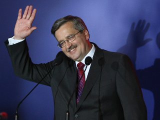 Спикер Сейма, исполняющий обязанности президента Польши, Бронислав Коморовский одержал победу в 10 из 16 воеводств республики