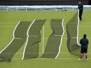 В Лондоне в понедельник в 124-й раз открывается ежегодный Уимблдонский теннисный турнир. Эти престижные соревнования - третий в сезоне и старейший теннисный турнир серии "Большого шлема" - продлятся до 4 июля