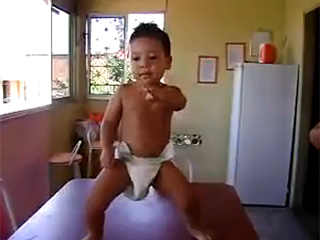 Молодая мама из Бразилии разместила 13 июня на видеосервисе 3-минутный ролик своего малыша, неподражаемо танцующего самбу