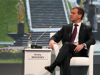 Выступая на Международном экономическом форуме в Санкт-Петербурге, президент Медведев призвал к "буму инвестиций"