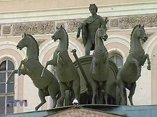 Двухколесную колесницу с четверкой лошадей над входом в Большой театр откроют ко Дню города