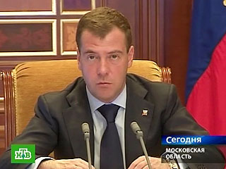 Медведев велел представить список чиновников, наказанных за невыполнение его поручений в срок  