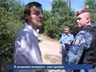 По описанию детей задержали 27-летнего крымского татарина Сервера Ибрагимова - он прятался на чердаке гаража в доме своих родителей. Там же нашли и предполагаемое орудие убийства - окровавленный нож