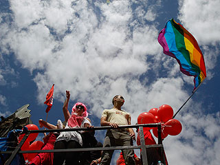 ВИЧ-инфицированная телезвезда покусала шестерых участников берлинского гей-парада
