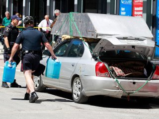 Полиция Торонто арестовала человека, пытавшегося проехать к месту проведения саммита "двадцатки" с двумя канистрами бензина и арбалетом в багажнике