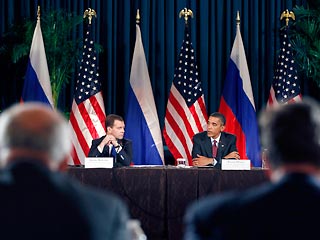 Президент США Барак Обама начал совместную пресс-конференцию по итогам переговоров с президетом РФ Дмитрием Медведевым с шутки о том, что сайт микроблогов Twitter может заменить телефоны "горячей линии"