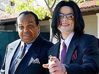 Отец покойного "короля поп-музыки" Майкла Джексона в годовщину его смерти подал иск в суд Лос-Анджелеса на личного врача своего сына