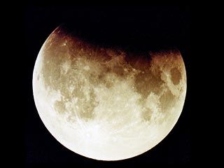 Информационный портал NASA сообщил, что первое в 2010 году лунное затмение смогут увидеть жители Северной и Южной Америки, Австралии, островов Тихого океана и Дальнего Востока России