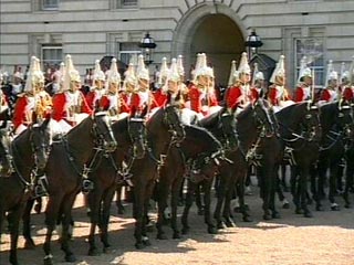 Десятки тысяч британцев по всей стране приняли сегодня участие в более чем 350 мероприятиях, посвященных отмечаемому в Великобритании - во второй раз - Дню вооруженных сил Соединенного Королевства