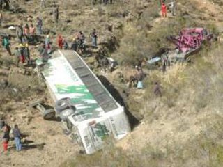 В Боливии в результате падения с обрыва пассажирского автобуса погибли 28 человек, 44 получили ранения