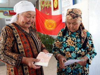 На прошедшем в Киргизии референдуме более 90% граждан Киргизии проголосовали за новую конституцию и наделение главы временного правительства Розы Отунбаевой полномочиями президента переходного периода до 31 декабря 2011 года