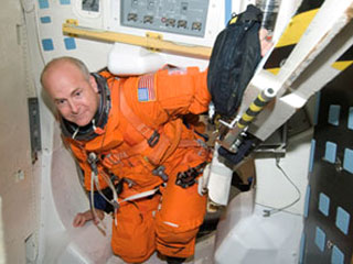 Космонавты, работающие на Международной космической станции, не занимаются сексом и не собираются это делать, заявил руководитель сменного экипажа МКС - американец Алан Поиндекстер