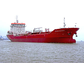 Пираты захватили очередной грузовой корабль в Аденском заливе: в понедельник у берегов Сомали взято на абордаж судно Golden Blessing, шедшее под флагом Сингапура