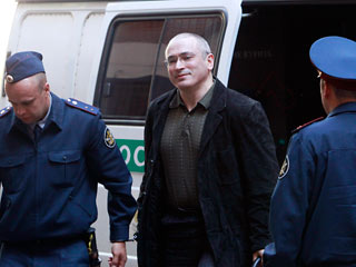 У Михаила Ходорковского появился шанс выйти на свободу в 2011 году, считает Le Figaro. "Тиски Кремля разжимаются вокруг Ходорковского", - гласит заголовок газеты