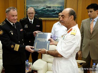 Вице-адмирал Владимир Королев (на фото - справа), Триполи, 2008 год