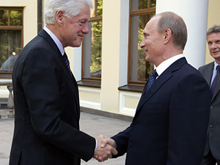 Клинтон приехал в Москву для выступления на международной конференции