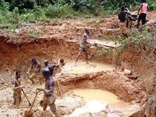 Трагедия на одной из брошенных золотоносной шахт Ганы