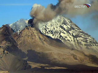 Вулкан Эбеко на курильском острове Парамушир выбросил из кратера пар и газ