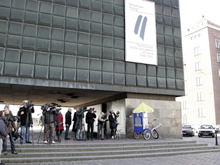 Рижская полиция не разрешили собравшимся в четверг вечером около Музея оккупации начать шествие в честь 69-ой годовщины вступления в Ригу войск нацистской Германии, из-за отсутствия организатора этого мероприятия