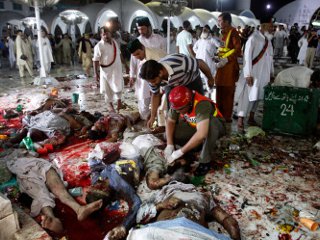 Три мощных взрыва прогремели у одной из мусульманской святынь в пакистанском городе Лахор