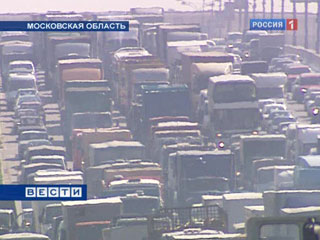 Министр транспорта РФ Игорь Левитин надеется, что сегодня ситуация с движением по Ленинградскому шоссе, ведущему к аэропорту Шереметьево, улучшится к утру