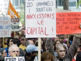 Около двух тысяч человек приняли участие в демонстрациях в Торонто, Монреале и Виннипеге в знак протеста против арестов нескольких сотен человек, произведенных полицией в дни саммита "двадцатки"