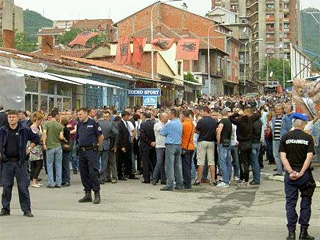 При взрыве на митинге в сербской части города Косовска-Митровица на Косово в пятницу утром один человек погиб и еще 11 получили ранения различной степери тяжести