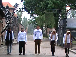 Видеоклип "Танцы в Освенциме" (Dancing Auschwitz), выложенный в интернет, вызвал неожиданную реакцию публики и множество протестов со стороны антисемитов