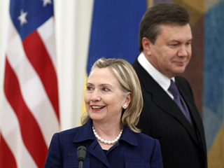 Двери в НАТО остаются открытыми для Украины, но решение о вступлении в Североатлантический альянс остается исключительно за ней самой, заявила госсекретарь США Хиллари Клинтон в ходе визита  в Киев