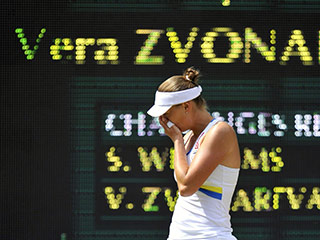 Вера Звонарева в один день проиграла в двух финалах на Уимблдонском турнире - после поражения в одиночном разряде от американки Серены Уильямс российская теннисистка не сумела завоевать титул в паре