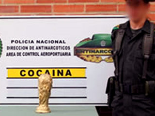 Антинаркотическая полиция Колумбии захватила в субботу в международном аэропорту Боготы копию Кубка мира ФИФА, которым награждаются победители чемпионата мира по футболу, с 11 кг кокаина
