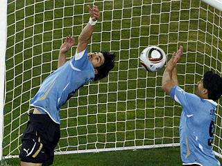 Нападающий сборной Уругвая Луис Суарес, удаленный в концовке игры против Ганы, дисквалифицирован ФИФА только на один матч