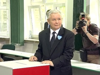 Согласно обнародованным предварительным данным избиркома, за лидера оппозиционной партии "Закон и справедливость" Ярослава Качиньского проголосовали 50,41% избирателей
