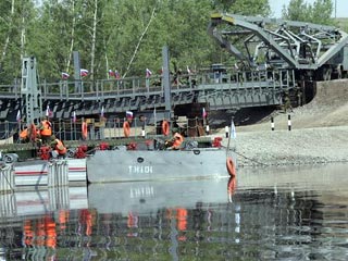 В Забайкальском крае, где проходят учения "Восток-2010", мотострелковая бригада сходу форсировала рек реку Онон и закрепилась на противоположном берегу
