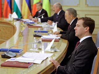 Президент России Дмитрий Медведев сообщил о том, что на саммите ЕврАзЭС было подписано заявление о вступлении в силу Таможенного кодекса Таможенного союза России, Белоруссии и Казахстана