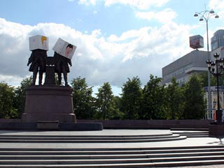 Милиция ищет неизвестных, надевших на памятник основателям Екатеринбурга коробки с изображением героев американского мультсериала "Бивис и Баттхед"