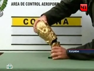 В столичном аэропорту Колумбии нашли самый дорогой на земном шаре "Кубок мира по футболу", слепленный из кокаина