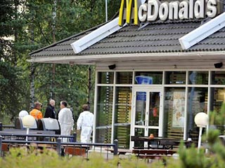 Полиция города Порвоо в уезде Восточная Уусимаа задержала трех предполагаемых участников конфликта возле ресторана быстрого питания McDonald's, который закончился стрельбой и двойным убийством