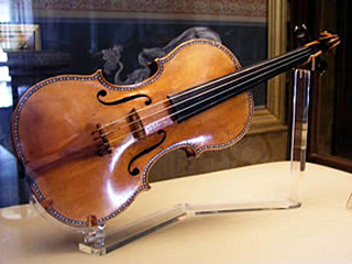 Скрипка, созданная в 1741 году итальянским мастером Гварнери дель Джезу, который наряду со Страдивари является одним из выдающихся мастеров смычковых инструментов мира, будет выставлена на аукцион