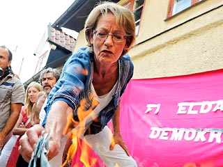 Феминистская партия Швеции демонстративно сожгла 100 тысяч крон (около 13 тысяч долларов), чтобы обратить внимание на разницу зарплат женщин и мужчин