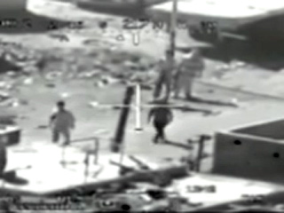 Мэннинг подозревается в передаче  посторонним секретной видеозаписи 2007 года, на которой снята атака американского вертолета Apache в Багдаде